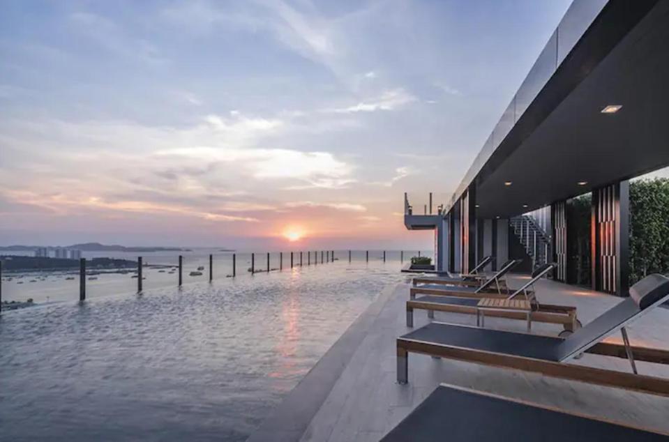 Base Central Pattaya Long Balcony King-Bed With Infinity Pool & Free Netflix! Extérieur photo